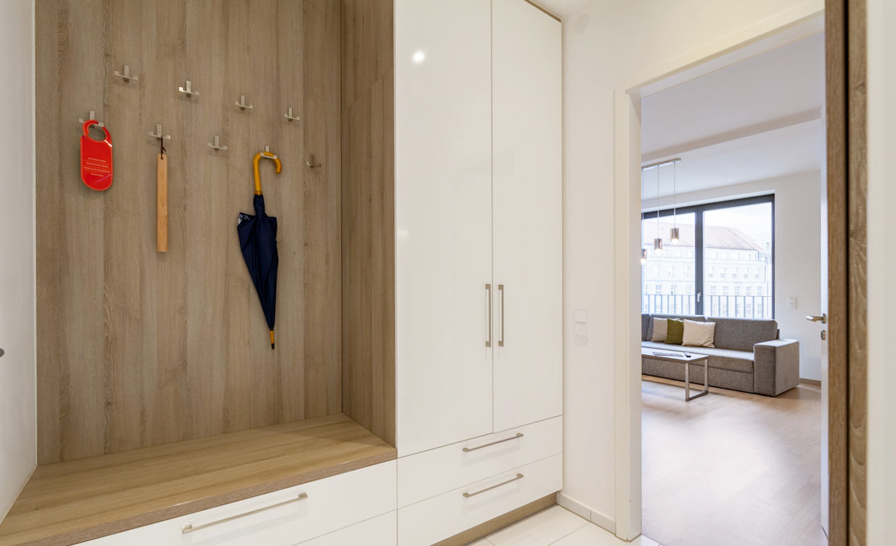 2-zimmer-komfort-wohnzimmer-garderobe